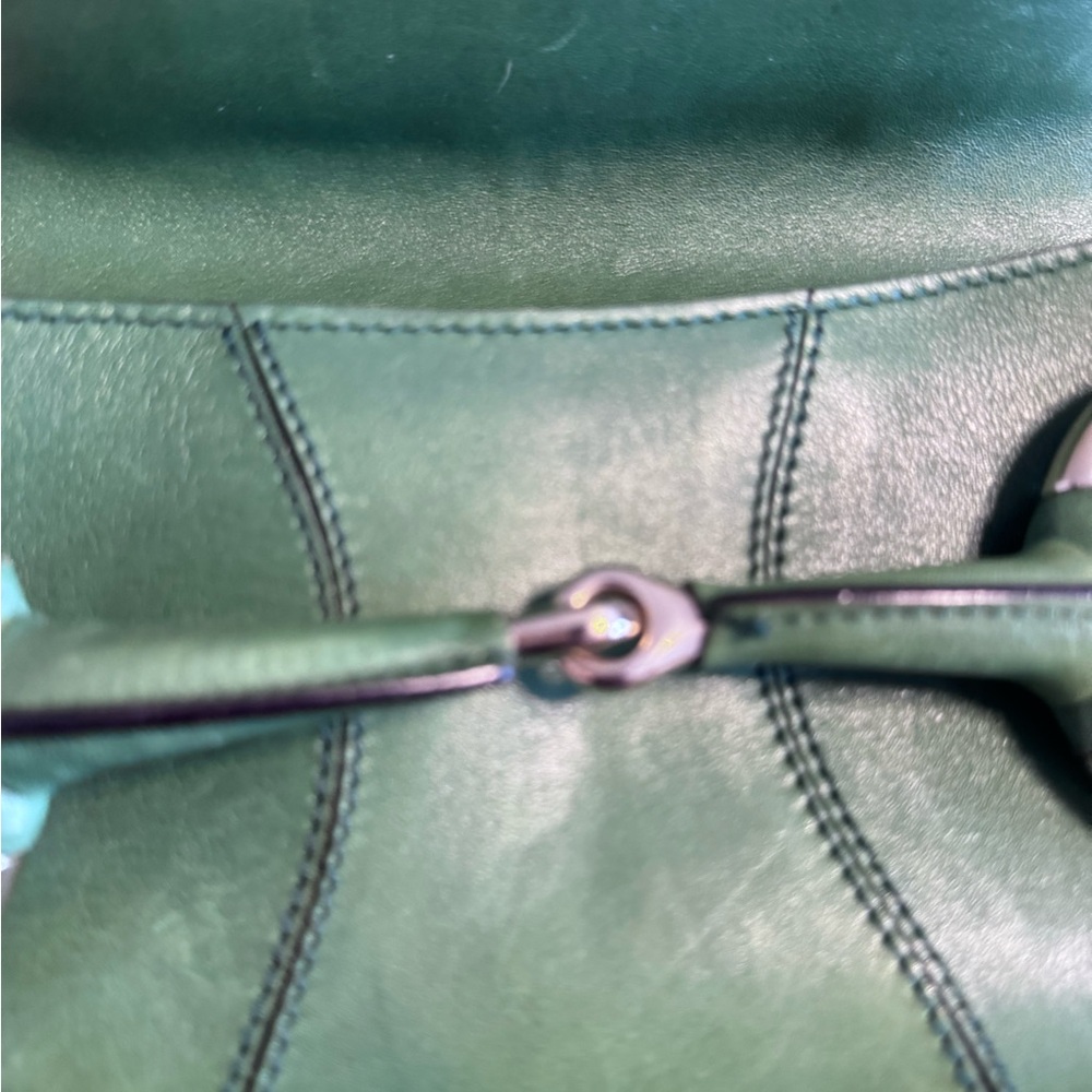 Gucci Green Leather Clutch with Metal Clasps - Picture 4 of 6